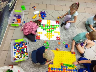 Uczniowie wykonują zadania z wykorzystaniem klocków Korbo Steam