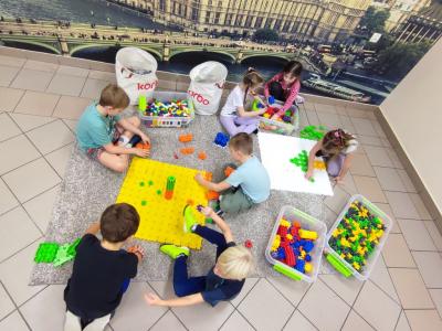 Grupa uczniów wykonuje zadania z Korbo Steam