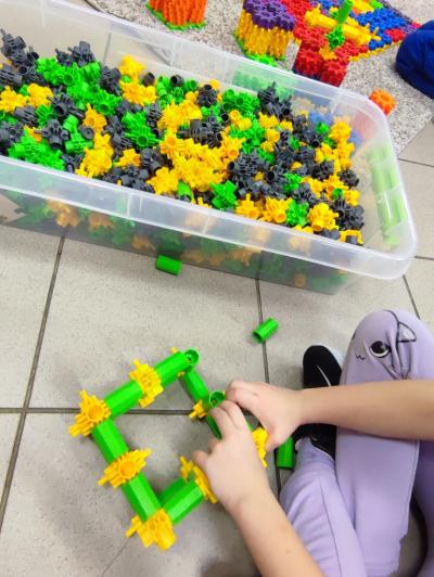 Uczniowie wykonują zadania z wykorzystaniem klocków Korbo Steam