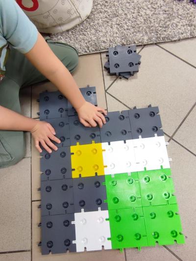 Uczniowie wykonują zadania z wykorzystaniem klocków Korbo Steam