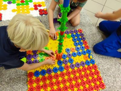 Uczniowie wykonują zadania z wykorzystaniem klocków Korbo Steam