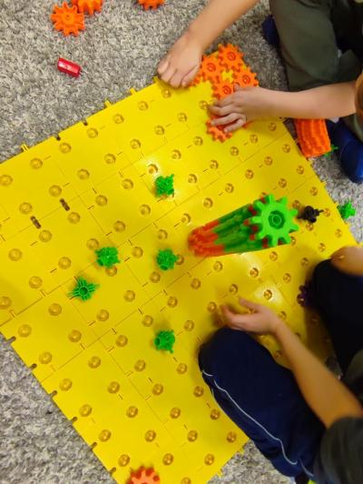 Konstrukcja z elementów klocków Korbo Steam