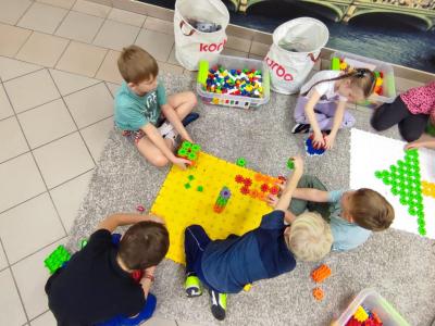 Grupa uczniów wykonuje zadania z Korbo Steam