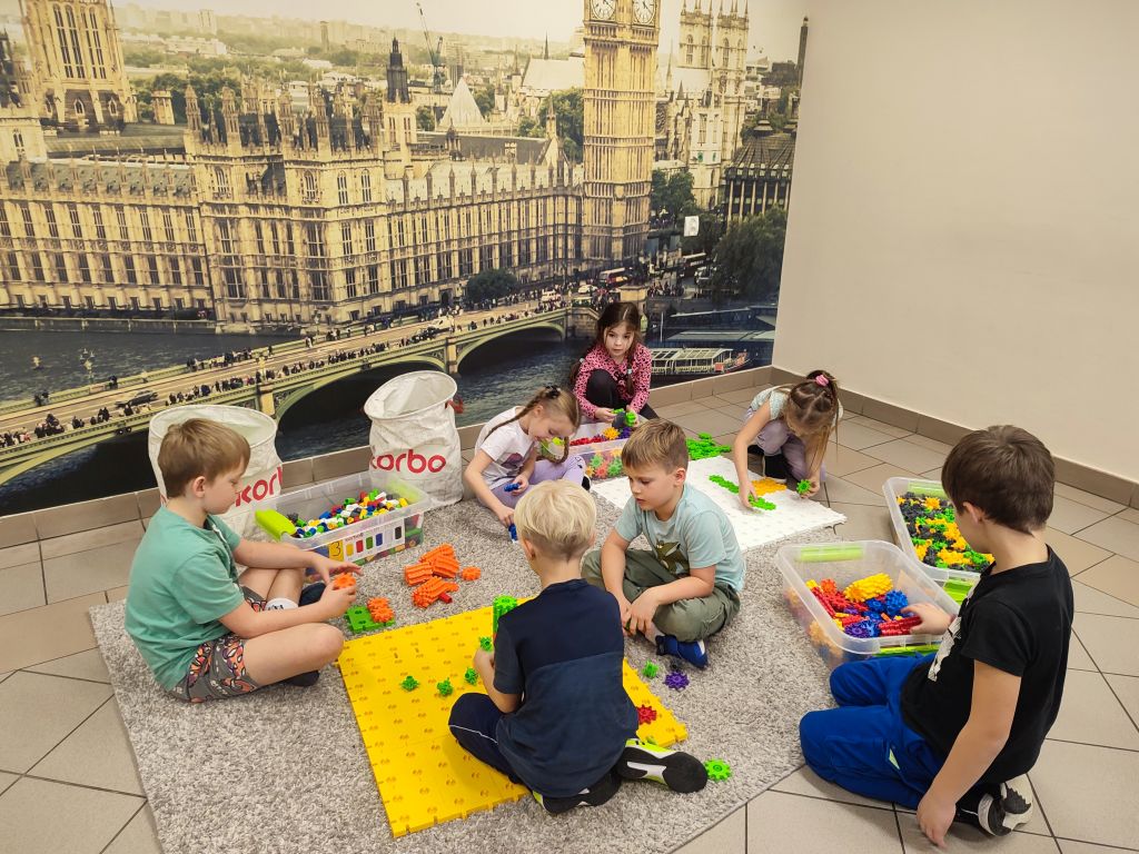 Grupa uczniów wykonuje zadania z Korbo Steam