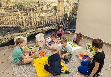 Grupa uczniów wykonuje zadania z Korbo Steam