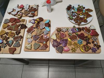 pierniczki udekorowane przez seniorów i wolontariuszy.jpg