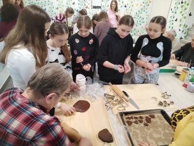 wolontariusze dekorują pierniczki.jpg