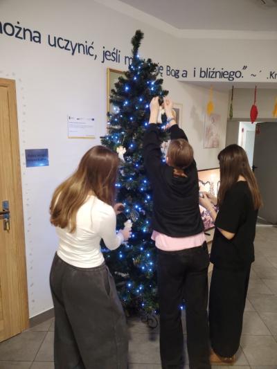 wolontariuszki  ubierają choinkę.jpg