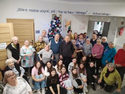 wspólne zdjęcie wolontariuszy z seniorami.jpg
