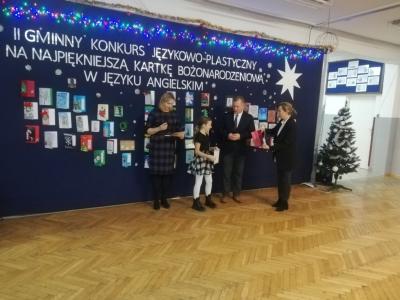 Maja otrzymuje nagrodę i dyplom za udział w konkursie