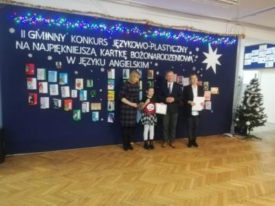 Maja stoi z organizatorami konkursu i pozuje do zdjęcia