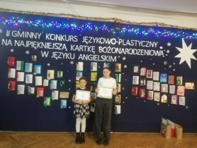 Na zdjęciu są uczennice, których kartki świąteczne zwycięzyły w konkursie.