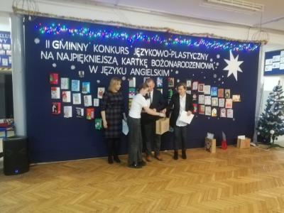 Natalka otrzymuje nagrodę i dyplom od organizatorów konkursu.