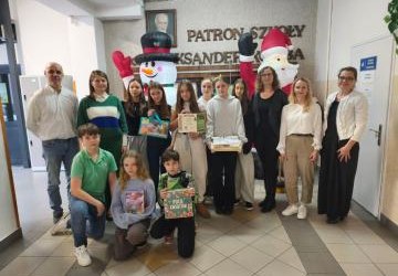 członkowie klubu ekologa z opiekunami w towarzystwie pań ze Związku Gmin Dorzecza Wisłoki