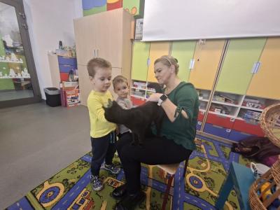 dzieci głaszczą kotka