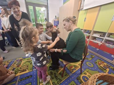 dzieci głaszczą kotka