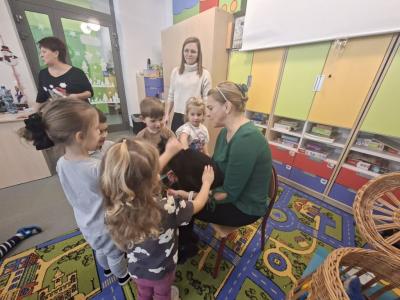 dzieci głaszczą kotka