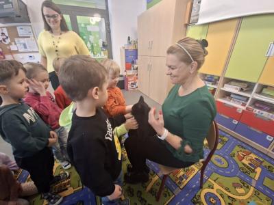 dzieci głaszcza kotka