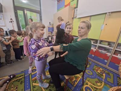 dziewczynka głaszcze kotka