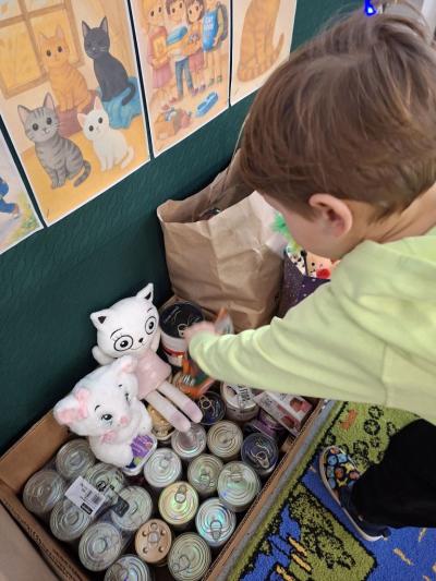 Dzieci przynosza dary