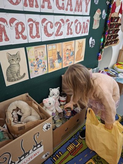 Dzieci przynosza dary