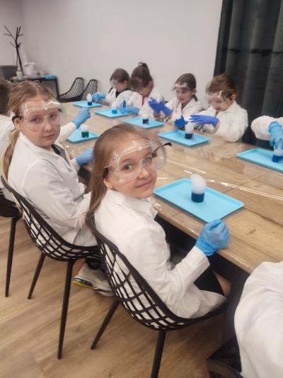 Dzieci biorą udział w warsztatach chemicznych