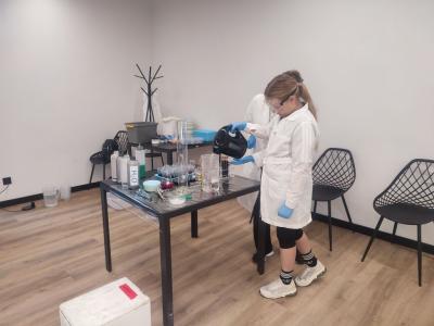 Dzieci biorą udział w warsztatach chemicznych