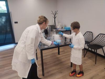 Dzieci biorą udział w warsztatach chemicznych