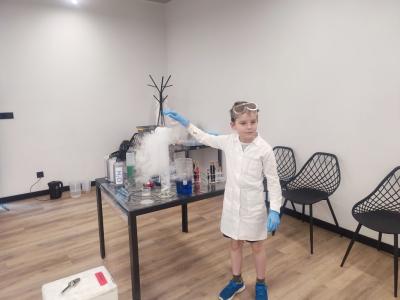 Dzieci biorą udział w warsztatach chemicznych