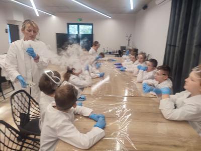 Dzieci biorą udział w warsztatach chemicznych