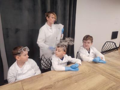 Dzieci biorą udział w warsztatach chemicznych