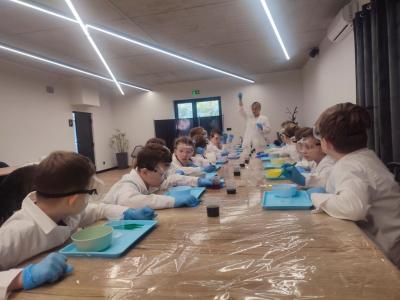 Dzieci biorą udział w warsztatach chemicznych