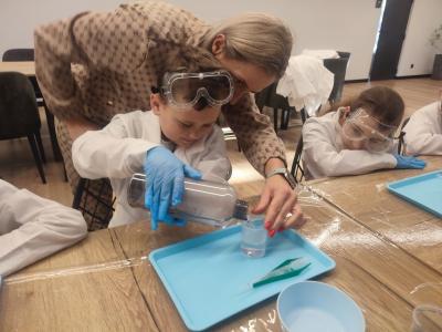 Dzieci biorą udział w warsztatach chemicznych