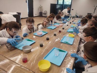 Dzieci biorą udział w warsztatach chemicznych
