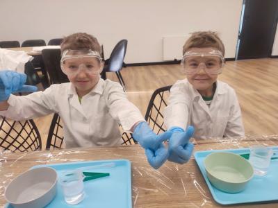 Dzieci biorą udział w warsztatach chemicznych