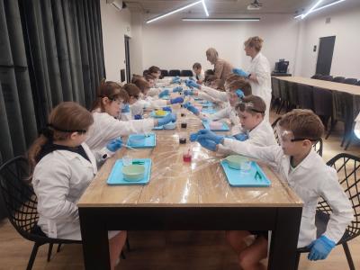 Dzieci biorą udział w warsztatach chemicznych