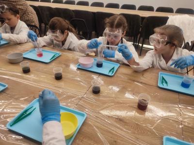 Dzieci biorą udział w warsztatach chemicznych