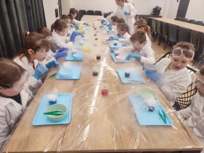 Dzieci biorą udział w warsztatach chemicznych