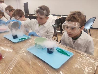 Dzieci biorą udział w warsztatach chemicznych