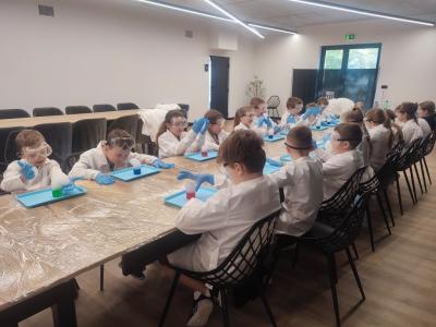 Dzieci biorą udział w warsztatach chemicznych