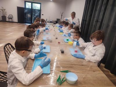 Dzieci biorą udział w warsztatach chemicznych