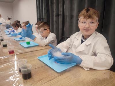 Dzieci biorą udział w warsztatach chemicznych