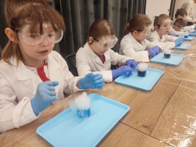 Dzieci biorą udział w warsztatach chemicznych