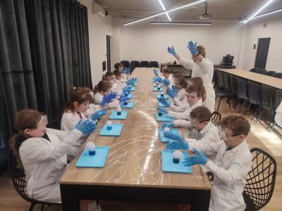 Dzieci biorą udział w warsztatach chemicznych