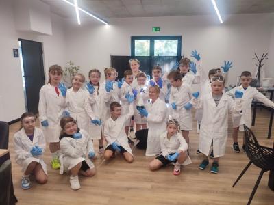 Dzieci biorą udział w warsztatach chemicznych