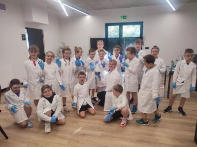 Dzieci biorą udział w warsztatach chemicznych