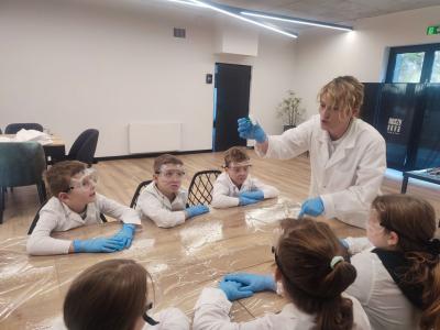 Dzieci biorą udział w warsztatach chemicznych