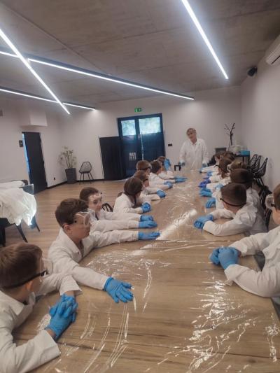 Dzieci biorą udział w warsztatach chemicznych