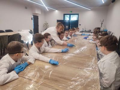 Dzieci biorą udział w warsztatach chemicznych