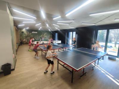 Dzieci grają w bilard, ping ponga w salce sportowej